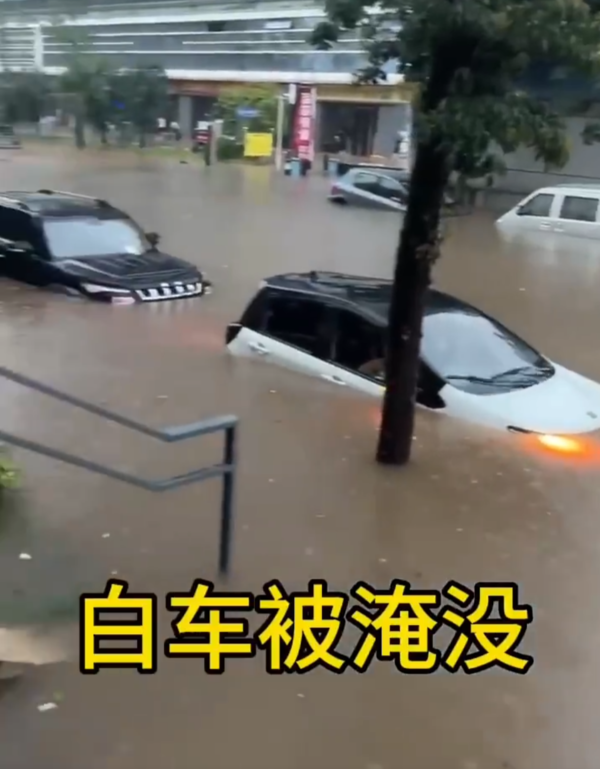 长沙暴雨问界M9洪水中独自前行 旁边抛锚车辆看傻了