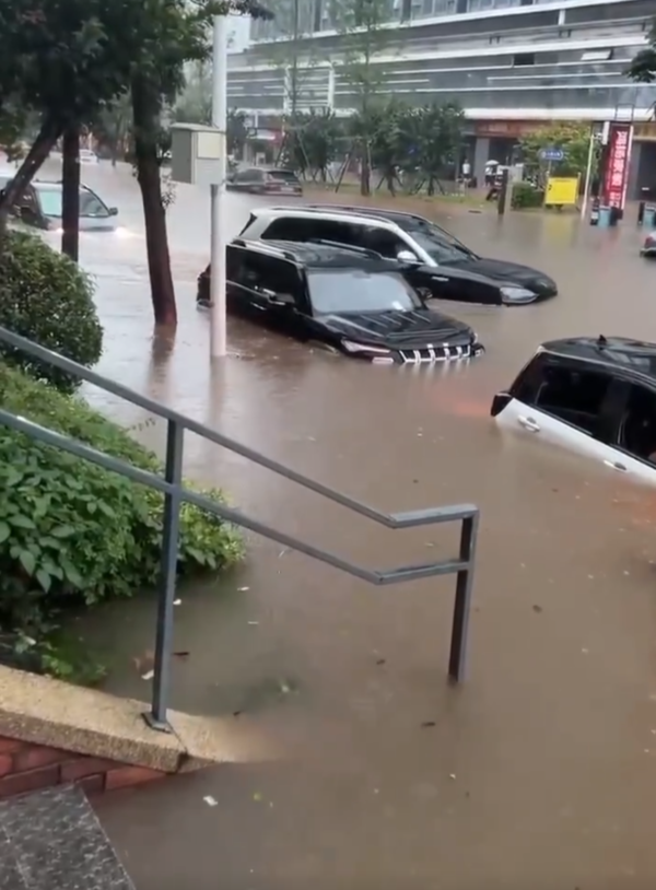长沙暴雨问界M9洪水中独自前行 旁边抛锚车辆看傻了